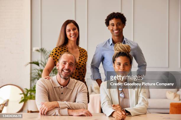diversos empresários sorrindo enquanto trabalham juntos em um escritório - mesa de reunião - fotografias e filmes do acervo