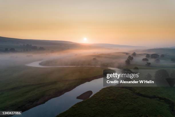 curvy river ure - yorkshire del norte fotografías e imágenes de stock