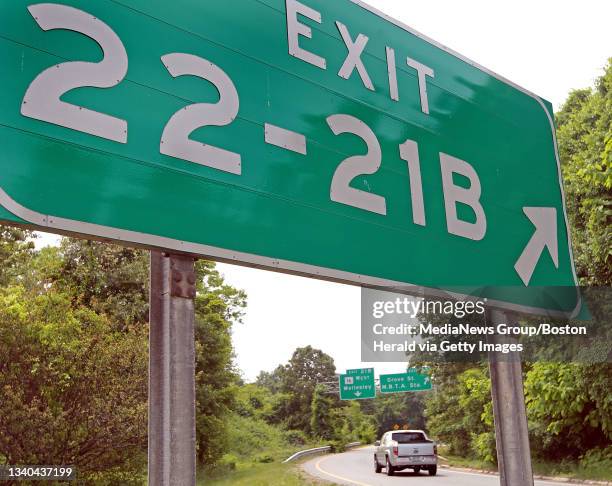 Exit 22 61 Ma Exit Signs Stock Photos, High-Res Pictures, and Images - Getty Images