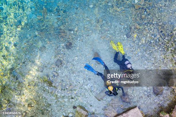 scuba divers exersizing underwater scuba diving in a gökpınar lake - dykarutrustning bildbanksfoton och bilder