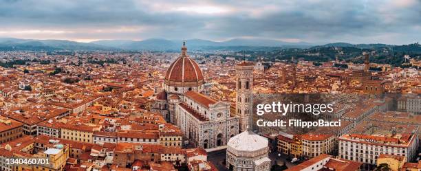 aerial view of piazza del duomo in florence, italy - duomo di firenze stock pictures, royalty-free photos & images