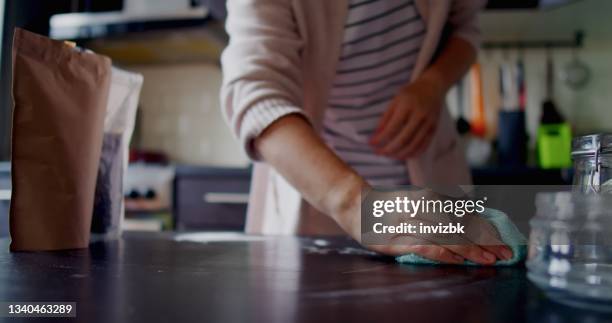 la donna sta organizzando il cibo nella dispensa della sua cucina - dispensa foto e immagini stock