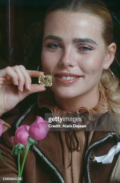 Margaux Hemingway with the "Soleil d'Or", a 105 carats diamond lend by the jeweller Fred. Paris, 24th October 1977.