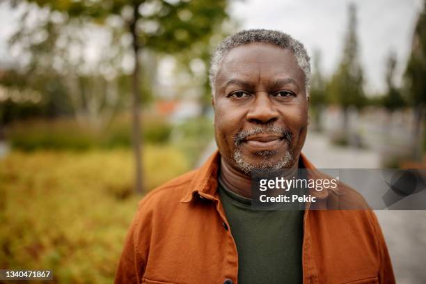 retrato ao ar livre do homem negro sênior - 60 64 anos - fotografias e filmes do acervo