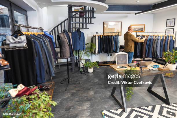 hombres mayores que trabajan en una tienda de ropa para hombres - custom tailored suit fotografías e imágenes de stock
