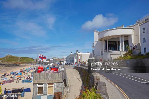 tate st ives and porthmeor beach in cornwall - st ives stock-fotos und bilder