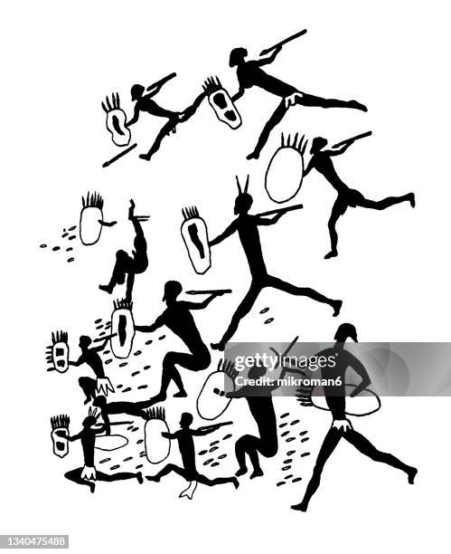 old engraved illustration of a cave painting found near the missionary station of hermon, south africa - bushmen and their herds of cattle - pintura rupestre fotografías e imágenes de stock