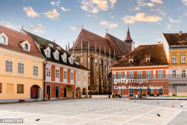 piata sfatului square and black church in brasov, romania - transilvania fotografías e imágenes de stock