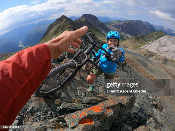 pov der mountainbikerin beim bergwandern - mountains pov stock-fotos und bilder