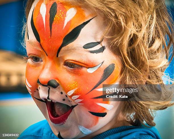 tiger girl - pittura per il viso foto e immagini stock
