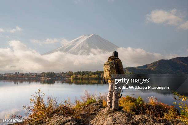 man discovering beautiful mt. fuji - confident looking to camera stock-fotos und bilder