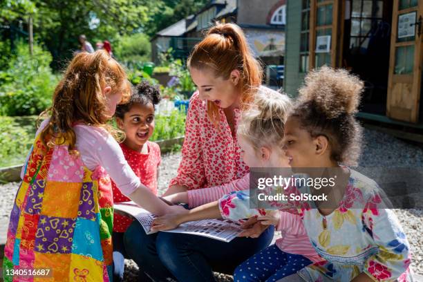 ¡nos encanta esta historia! - britain playgrounds fotografías e imágenes de stock