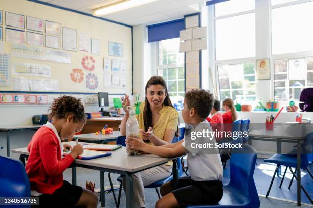 erfahren sie mehr über wind - primary school teacher stock-fotos und bilder