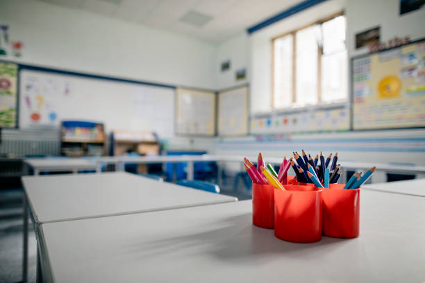 aula vacía lista para los alumnos - formacion fotografías e imágenes de stock