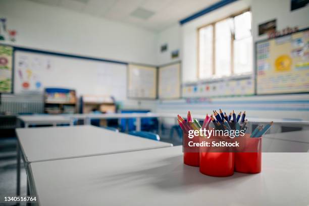 empty classroom ready for pupils - education stock pictures, royalty-free photos & images