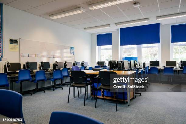 empty school computer lab - computer training stock pictures, royalty-free photos & images