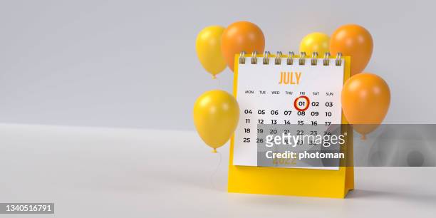 calendario de escritorio amarillo del día del médico 1 de julio 2022 con balones sobre fondo en blanco con espacio de copia. - julio fotografías e imágenes de stock