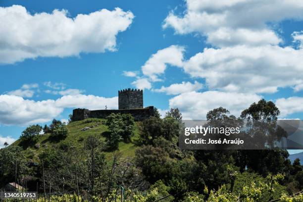 horizontal photo of the castle of celorico de bastos - ruína antiga stock pictures, royalty-free photos & images