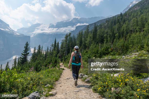 mujer camina por el sendero, en el parque nacional banff - montañas rocosas canadienses fotografías e imágenes de stock