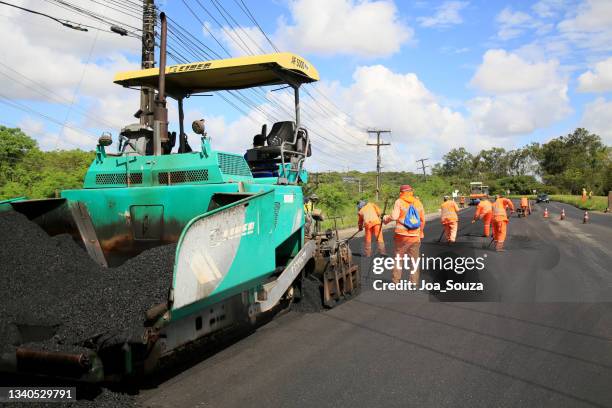 road asphalt recovery work - asphalt paving stock pictures, royalty-free photos & images