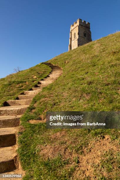 steps leading to st. michael's church tower, glastonbury tor, glastonbury, somerset, england, uk - glastonbury tor ストックフォトと画像