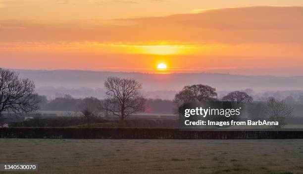 sunrise over the somerset levels near glastonbury, somerset, england, uk - glastonbury england stock-fotos und bilder