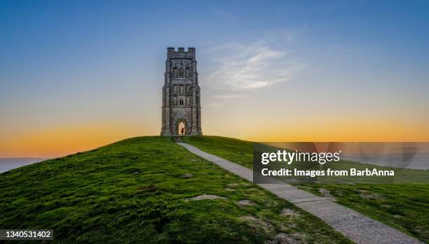 sunrise on glastonbury tor - glastonbury england stock-fotos und bilder