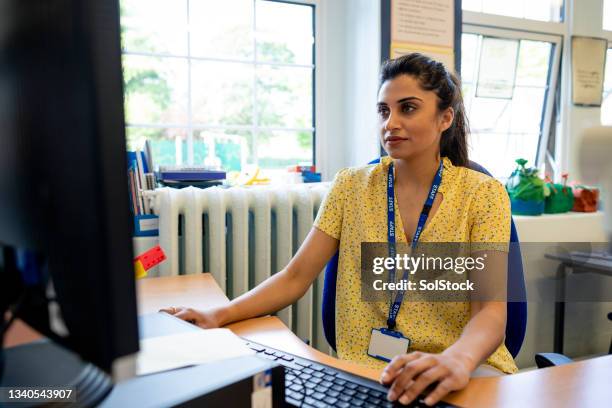 teaching and technology - teacher stockfoto's en -beelden