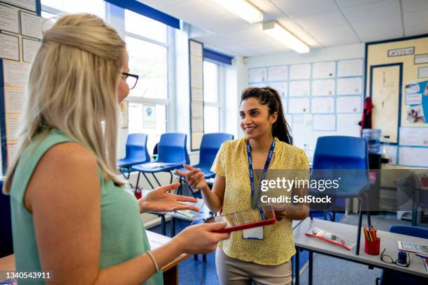 compartir la idea de enseñanza - teacher fotografías e imágenes de stock