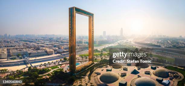 luftaufnahme von dubai frame in der nähe der innenstadt von dubai mit der alten skyline von dubai in den vereinigten arabischen emiraten - the frame dubai stock-fotos und bilder