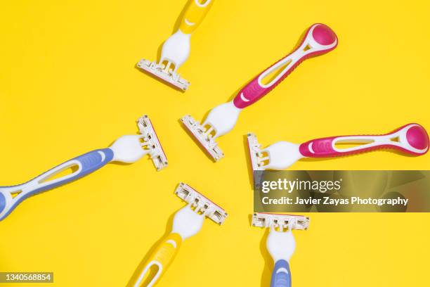 six razor blades on yellow background - scheermes stockfoto's en -beelden