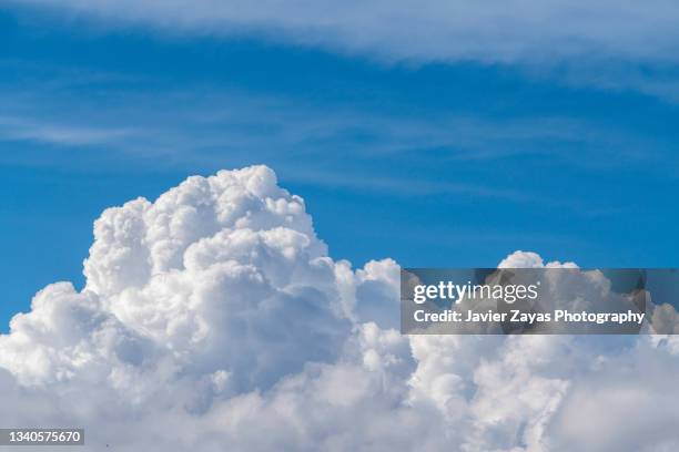 clouds in the sky - wolkengebilde stock-fotos und bilder