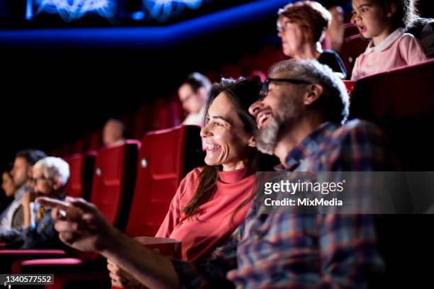 paar genießt im kino und schaut sich einen lustigen film an - woman theatre stock-fotos und bilder