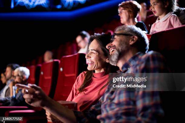 coppia che si diverte al cinema, guardando un film divertente - teatro foto e immagini stock