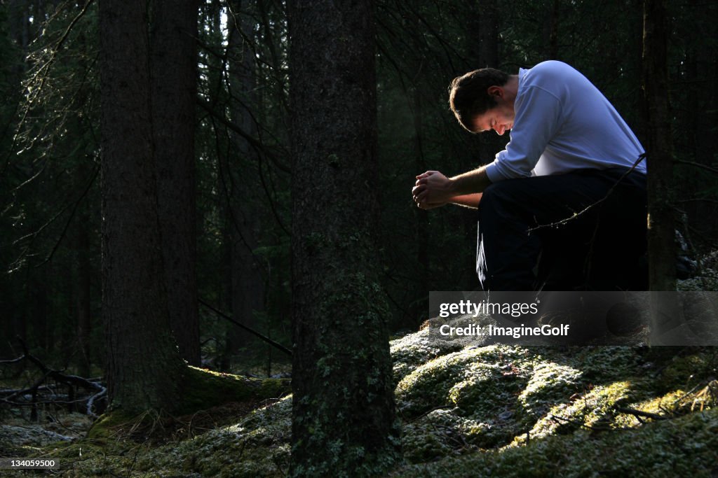 Mann beten im Wald