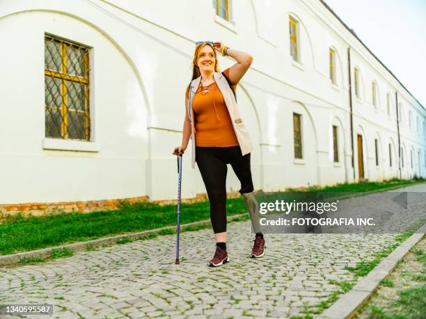 jeune femme amputée de la jambe profitant de l’été - walking stick photos et images de collection