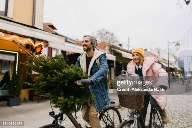 carrying our christmas tree through the city - buying a bike bildbanksfoton och bilder