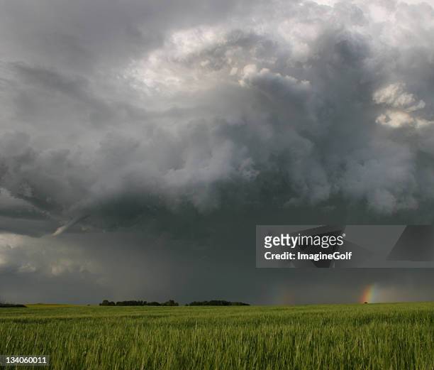 wolkenschlauch auf der great plains - hagelschauer stock-fotos und bilder