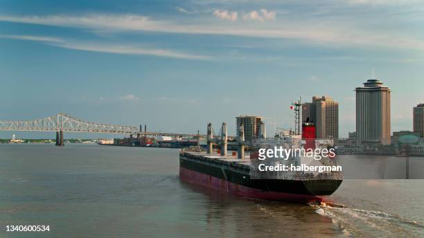 drone shot of bulk carrier traveling up the mississippi past new orleans - gulf coast states stock pictures, royalty-free photos & images