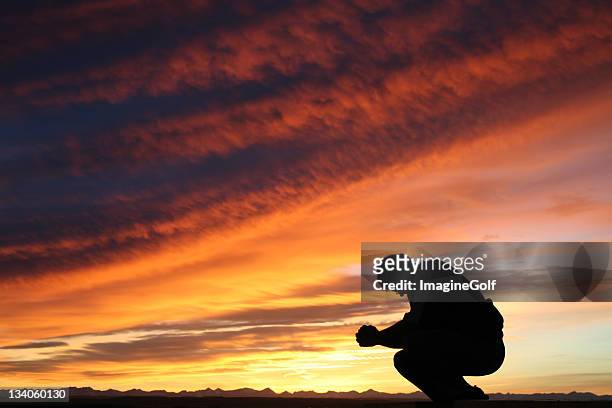 nicht erkennbare kaukasischen männer beten vor dramatischen sonnenuntergang-himmel - god stock-fotos und bilder