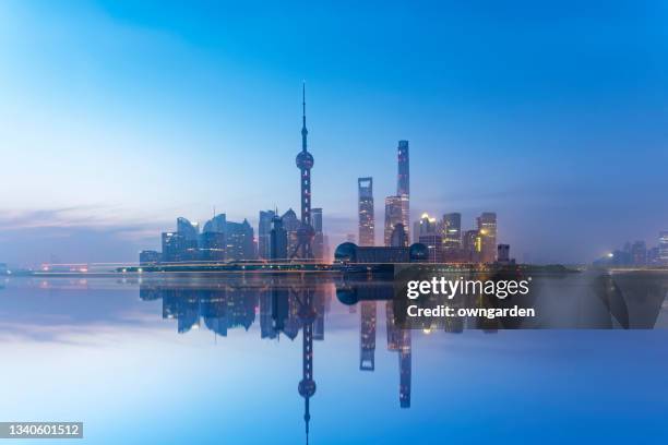 shanghai skyline at sunrise - the bund stock-fotos und bilder