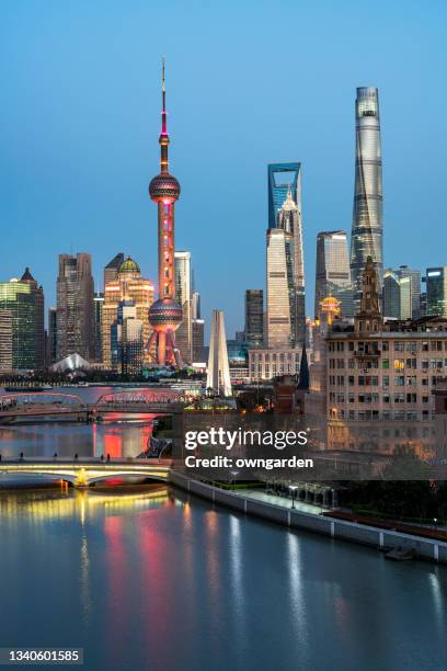 shanghai skyline at sunset - the bund foto e immagini stock
