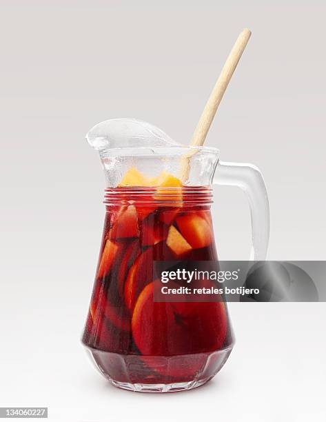 pitcher of sangria - henkelkrug stock-fotos und bilder