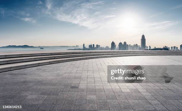 observation platform against urban skyline - the funeral of bay city roller alan longmuir stockfoto's en -beelden