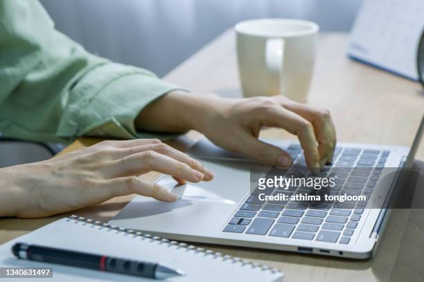 close up  woman hands typing on laptop. - log on ストックフォトと画像
