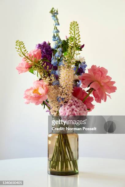 beautiful bouquet in vase - flower arrangement stock pictures, royalty-free photos & images