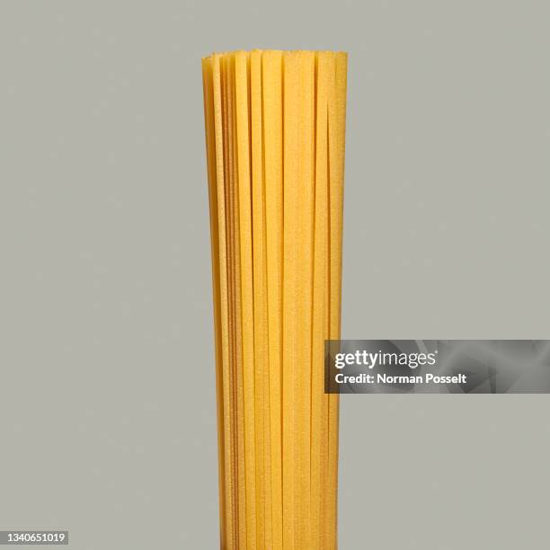 close up bunch of uncooked spaghetti noodles - spaghetti isolated stockfoto's en -beelden