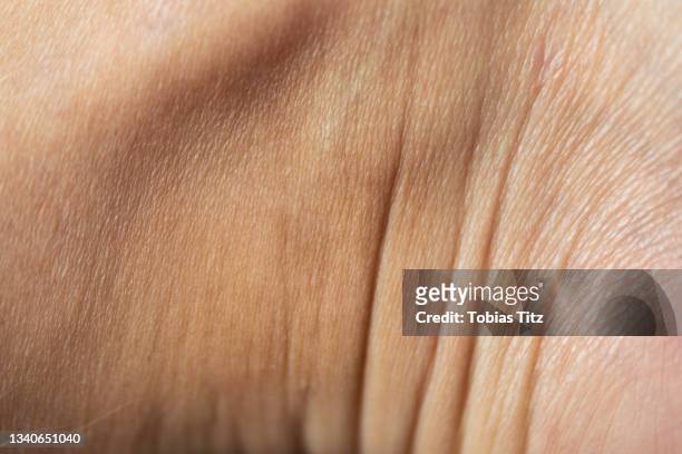 close up wrinkles in skin - piel humana fotografías e imágenes de stock