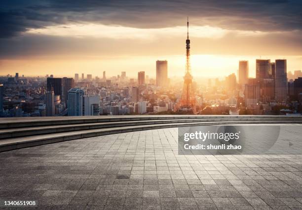 observation platform against tokyo skyline - tokyo skyline sunset foto e immagini stock