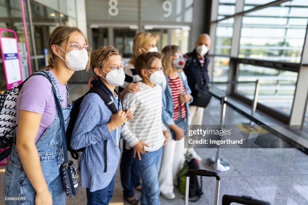 Mehrgenerationenfamilie wartet am Flughafengate
